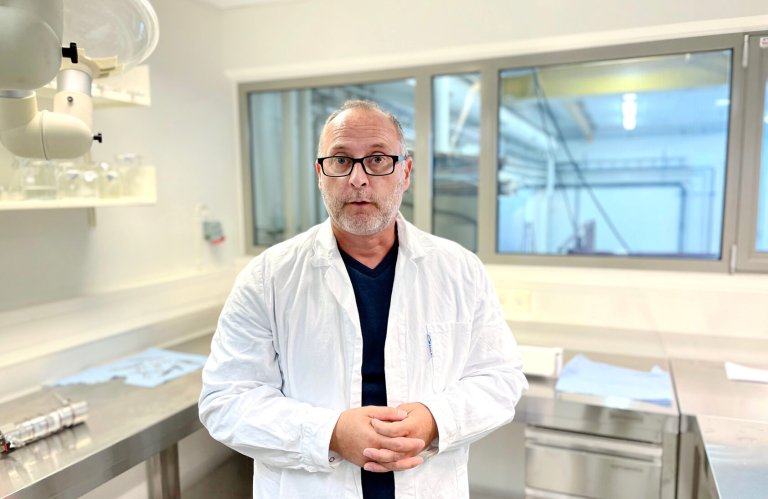 Microplastics researcher Alessio Gomiero is one of the NORCE and NAMC researchers who have contributed to the new standard. In this photo, he stands in the NORCE plast laboratory in Mekjarvik, Stavanger.